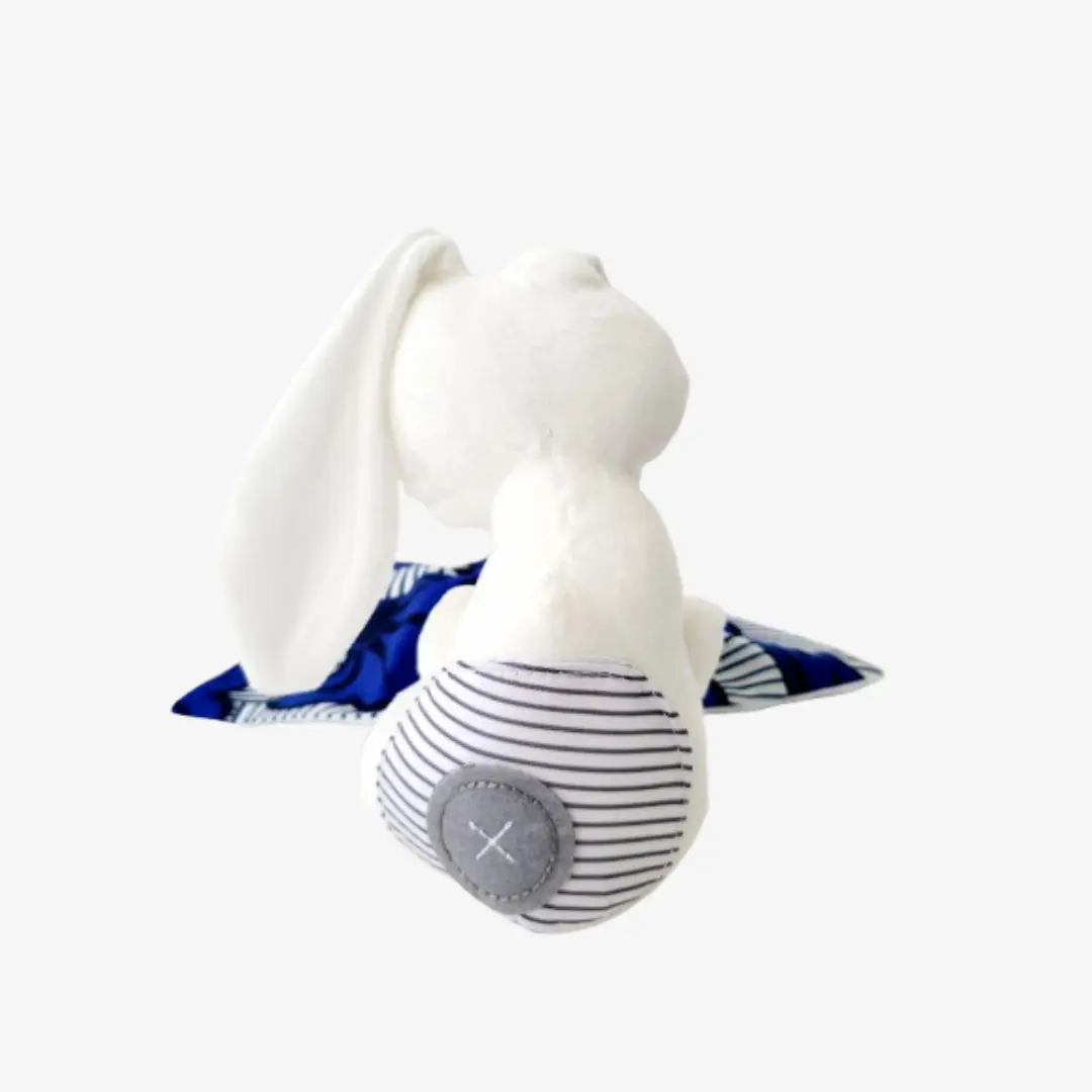 Vue de dos du Bunny Wax FLORELYS– doudou lapin en matière douce. Cette peluche pour bébé allie originalité, douceur et authenticité, idéale pour un cadeau de naissance.