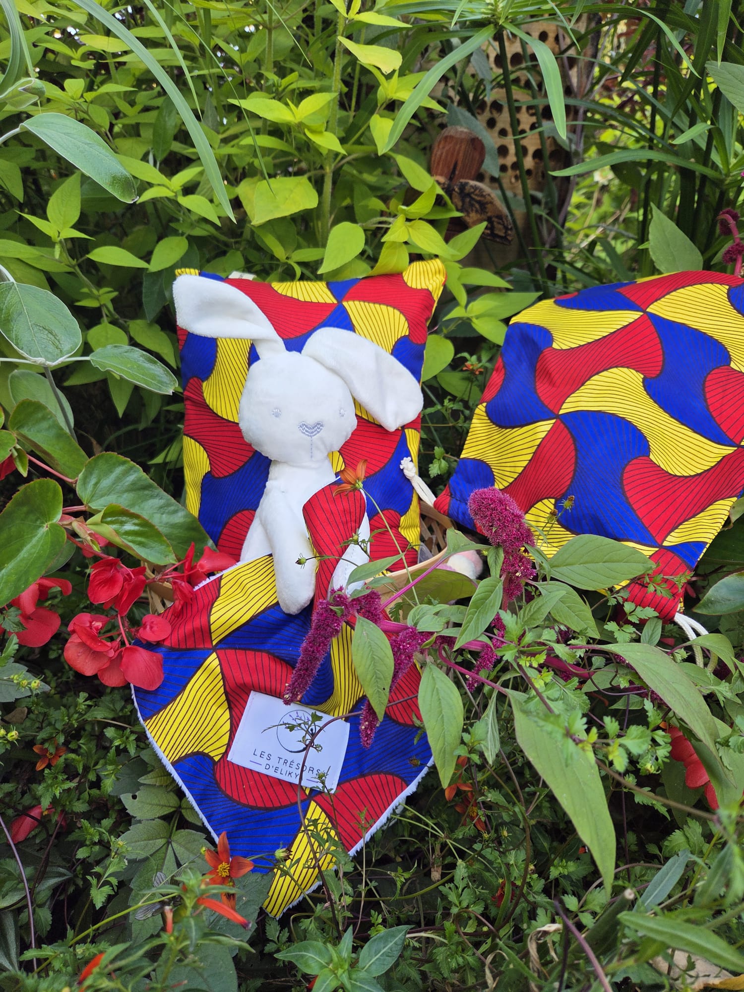 Coffret cadeau de naissance artisanal l'Écrin d’éveil AMORIA en tissu Wax rouge, bleu et jaune “Chéri ne me tourne pas le dos”, confectionné à la main – Les Trésors d’Elikya