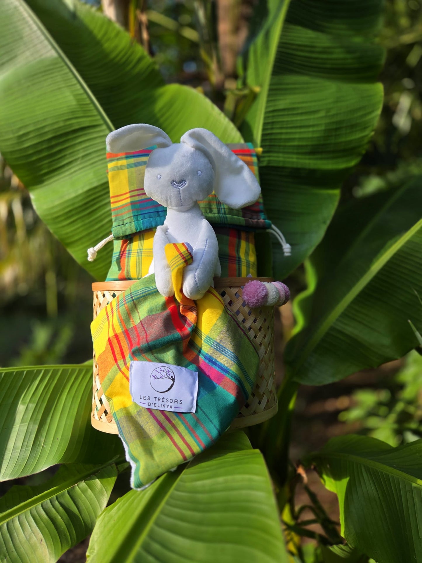 Coffret cadeau d’éveil MADÉLYO en tissu Madras vert, jaune et rouge – création artisanale inspirée des Antilles, Les Trésors d’Elikya