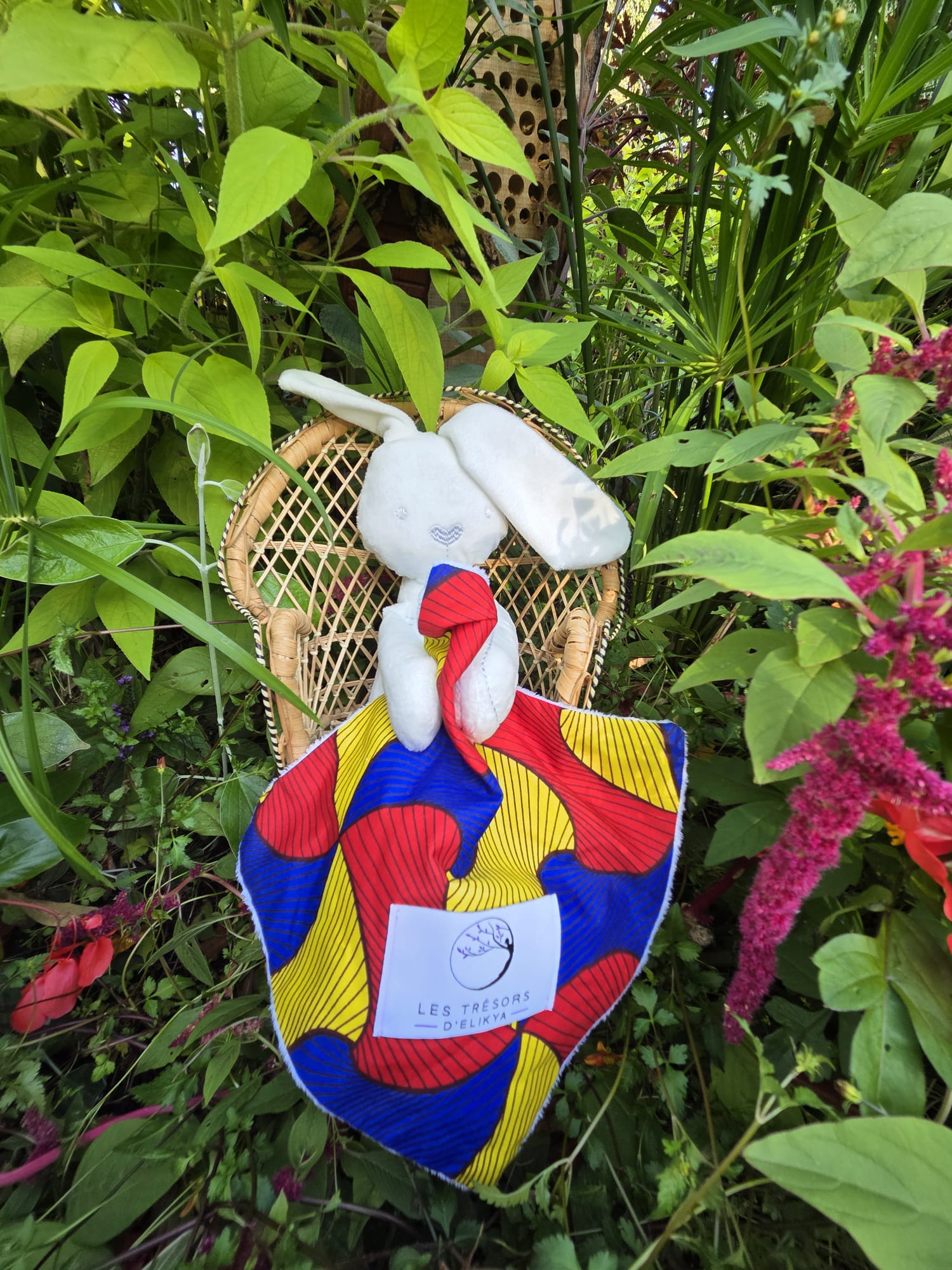 Doudou Bunny assorti du coffret cadeau AMORIA, en tissu Minky et Wax chaleureux.