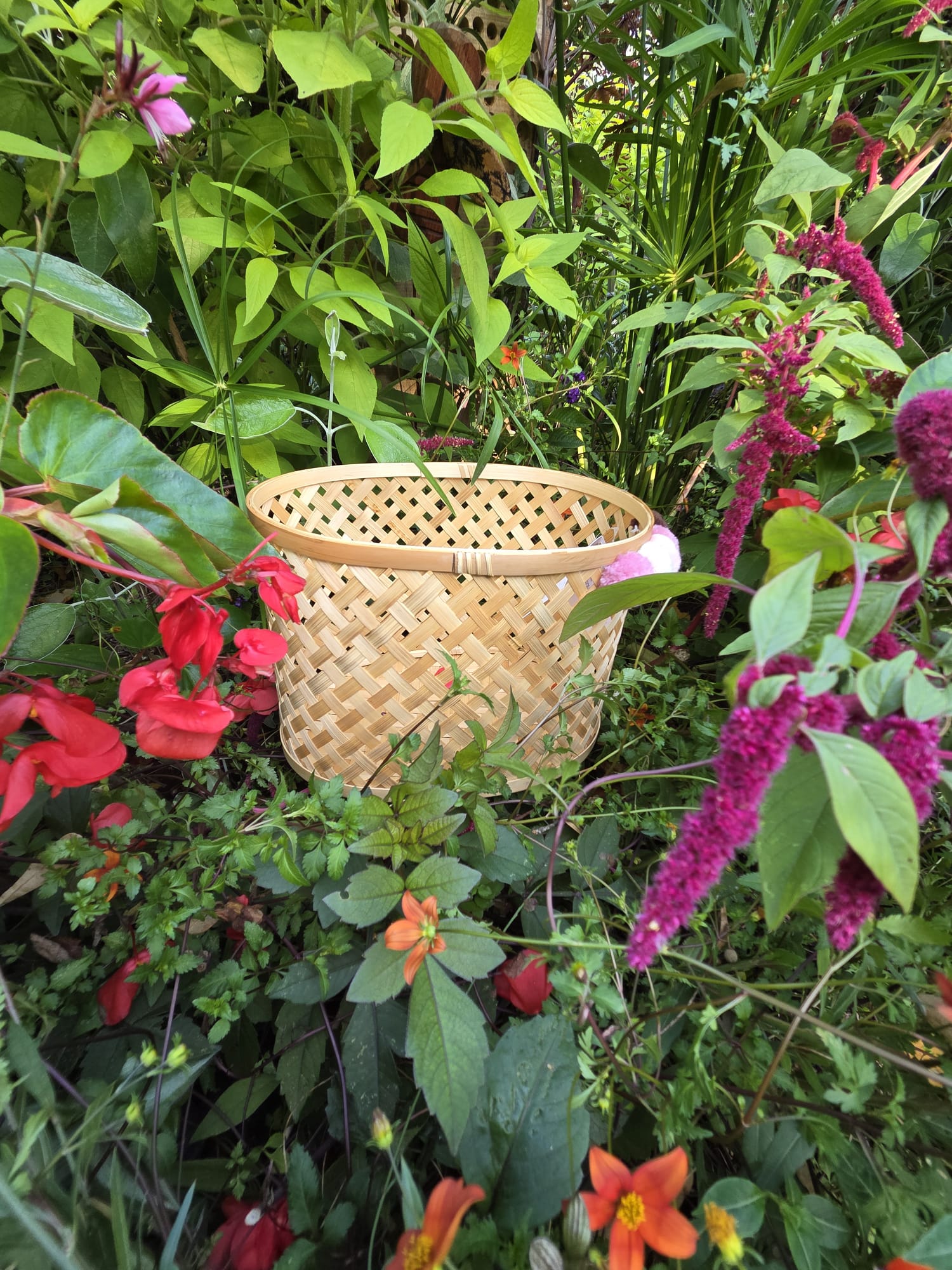 Panier en bambou du coffret AMORIA, pratique et élégant pour les bijoux de bébé.