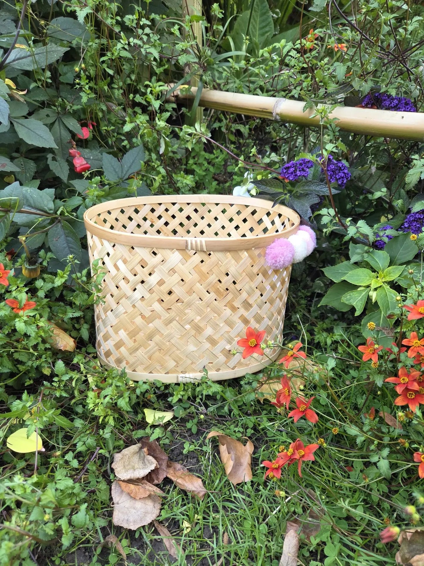 Panier en bambou tressé du coffret SOLÉLYS, pratique et élégant.