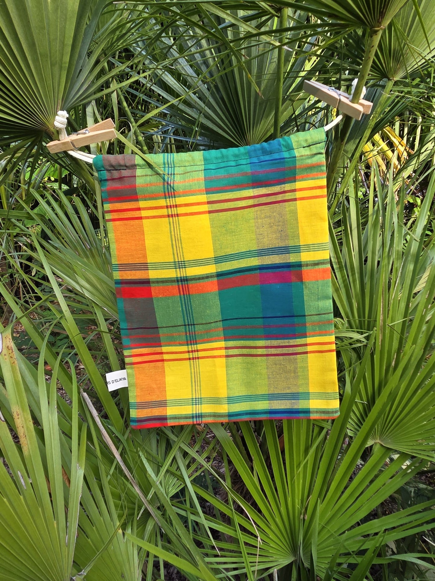 Pochette surprise en tissu Madras du coffret cadeau d’éveil MADÉLYO, pratique et réutilisable pour bébé