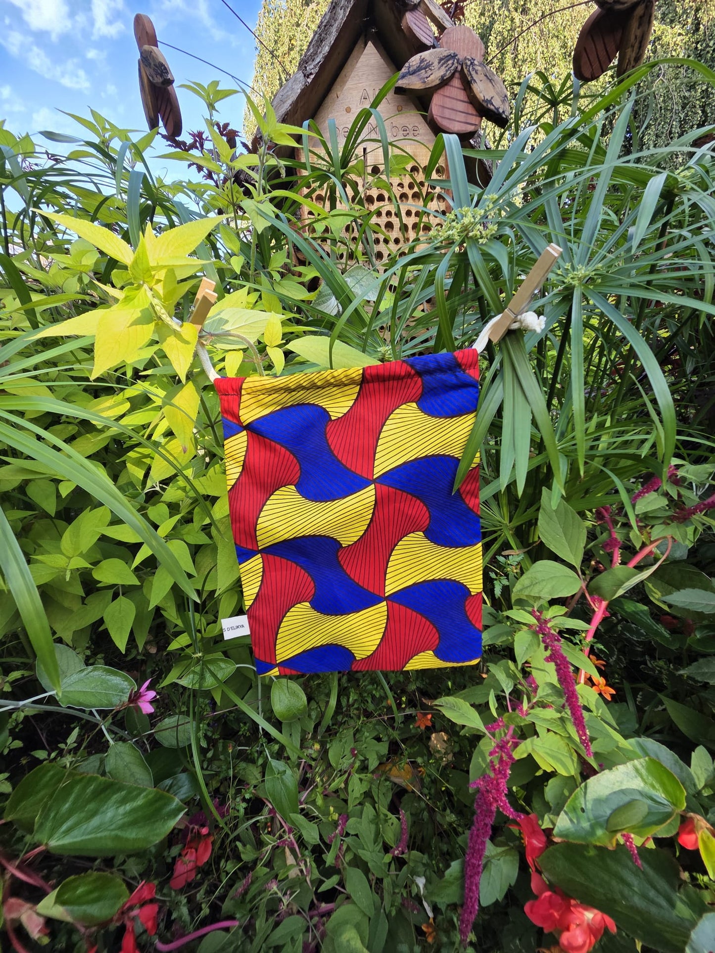 Pochette surprise du coffret AMORIA en tissu Wax “Chéri ne me tourne pas le dos”, réutilisable.