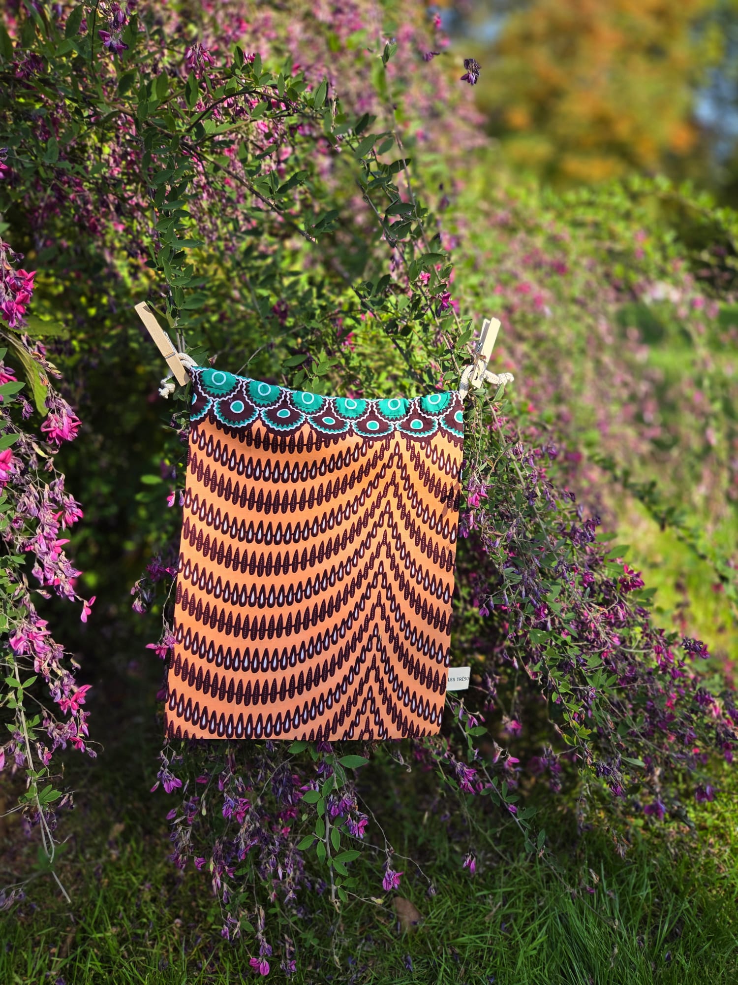 Pochette surprise en tissu Wax terre fertile du coffret cadeau d’éveil KINABÉ, réutilisable et pratique pour bébé