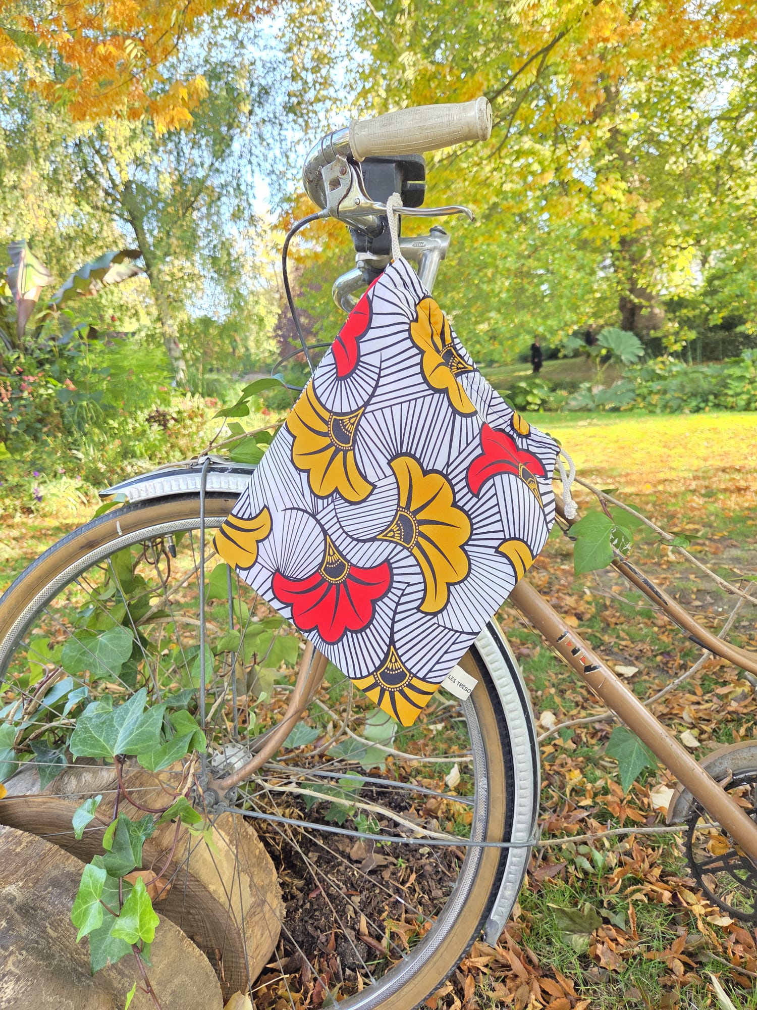 Pochette surprise du coffret RUBÉLYS en tissu Wax “Fleurs de mariage”, réutilisable.