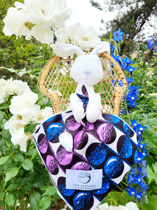 Doudou lapin Bunny Wax NÉBULYS avec mini-couverture en tissu Wax bleu et violet – création artisanale Les Trésors d’Elikya