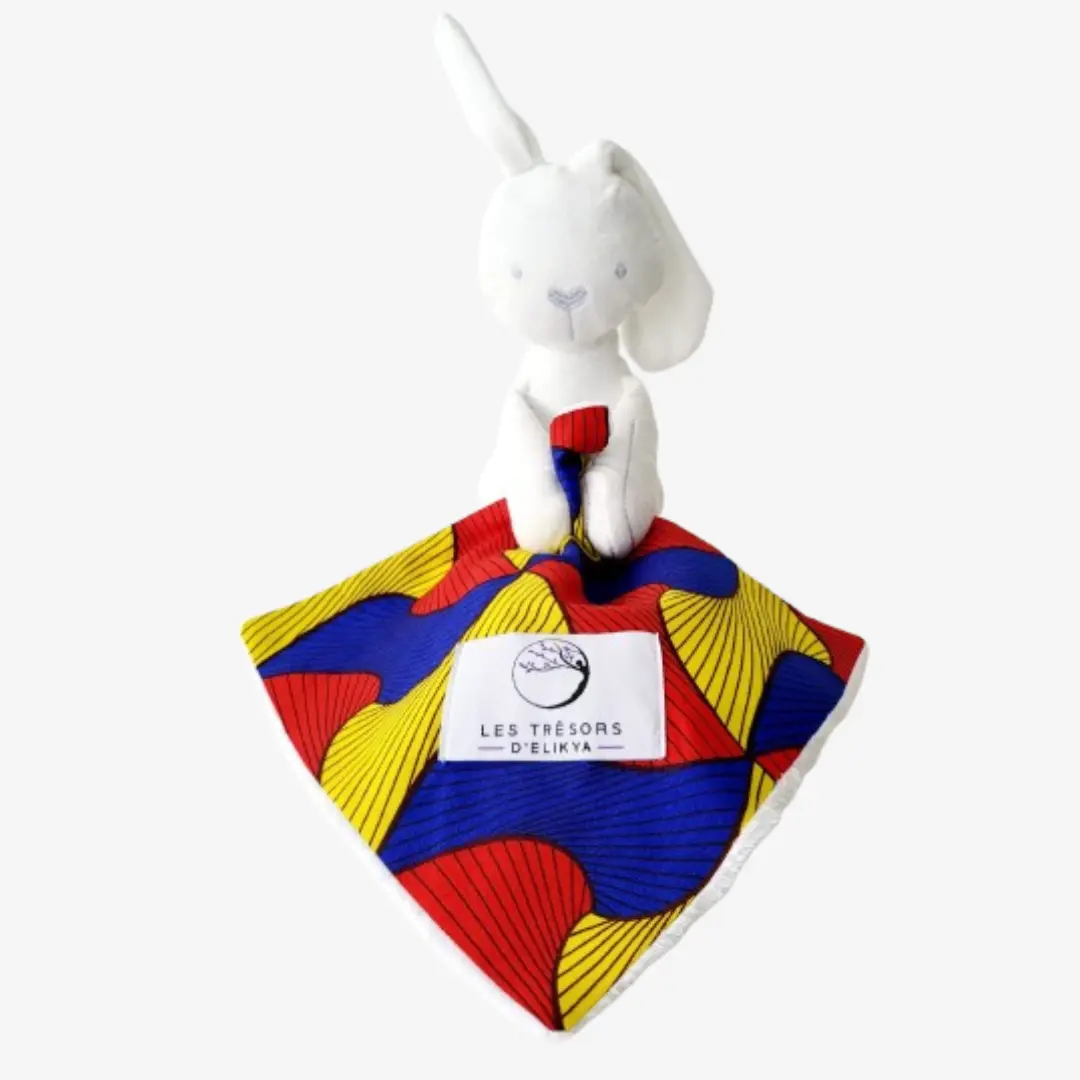 Bunny Wax AMOIRA - Zoom sur la mini couverture du Bunny Wax AMORIA – doudou lapin blanc dou avec sa mini couverture fait main en tissu wax africain et tissu minky, idéal pour apaiser et éveiller bébé