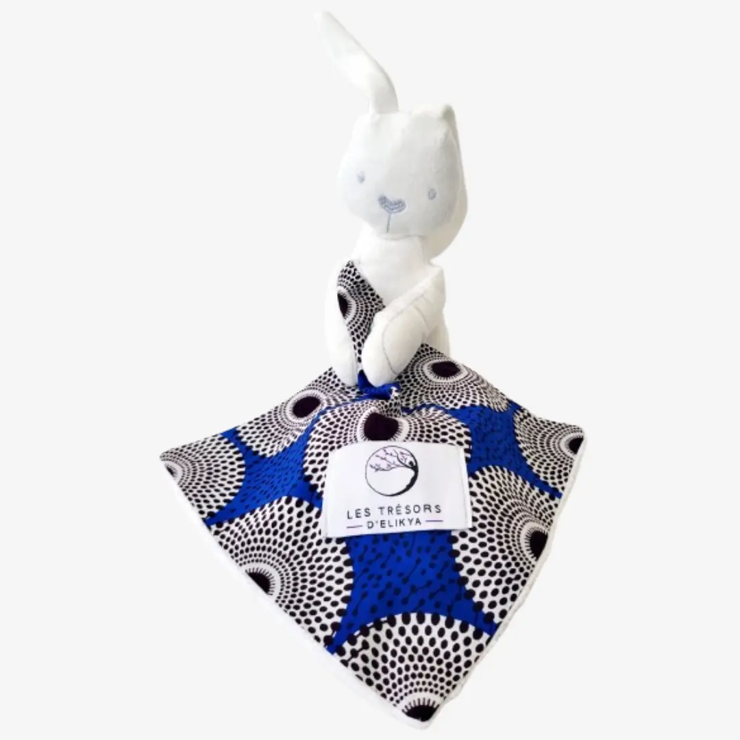 Bunny Wax AZURIO- Zoom sur la mini couverture du Bunny Wax AZURIO– doudou lapin blanc dou avec sa mini couverture fait main en tissu wax africain et tissu minky, idéal pour apaiser et éveiller bébé