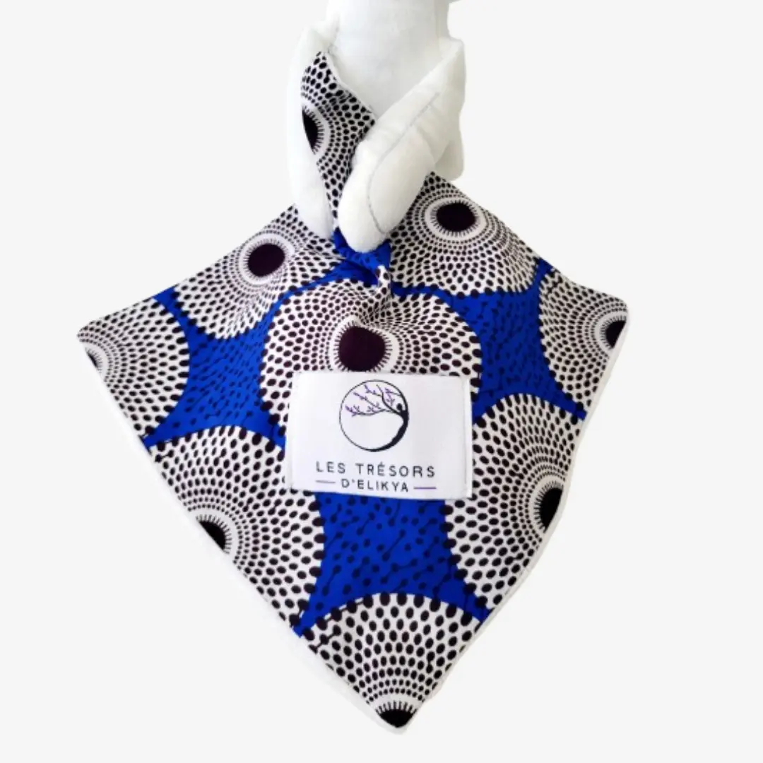 Zoom sur la couverture et l’étiquette du Bunny Wax AZURIO– doudou lapin bébé en tissu wax africain, création artisanale Les Trésors d’Elikya. Fait main avec soin, ce doudou éthique est un cadeau de naissance unique et durable.