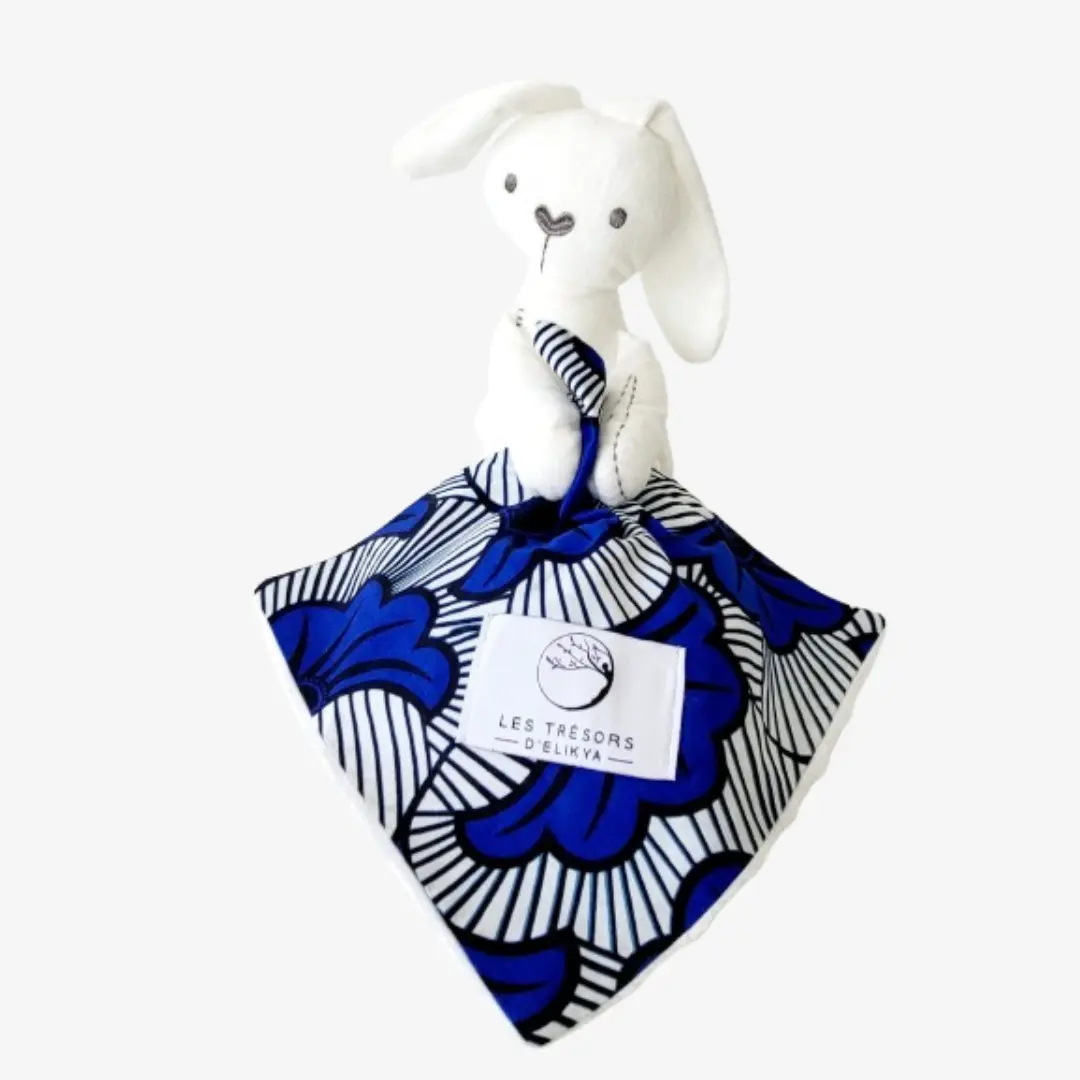 Bunny Wax FLORELYS - Zoom sur la mini couverture du Bunny Wax FLORELYS – doudou lapin blanc dou avec sa mini couverture fait main en tissu wax africain et tissu minky, idéal pour apaiser et éveiller bébé