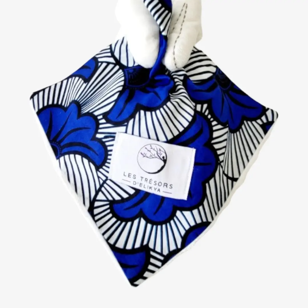 Zoom sur la couverture et l’étiquette du Bunny Wax FLORELYS – doudou lapin bébé en tissu wax africain, création artisanale Les Trésors d’Elikya. Fait main avec soin, ce doudou éthique est un cadeau de naissance unique et durable.