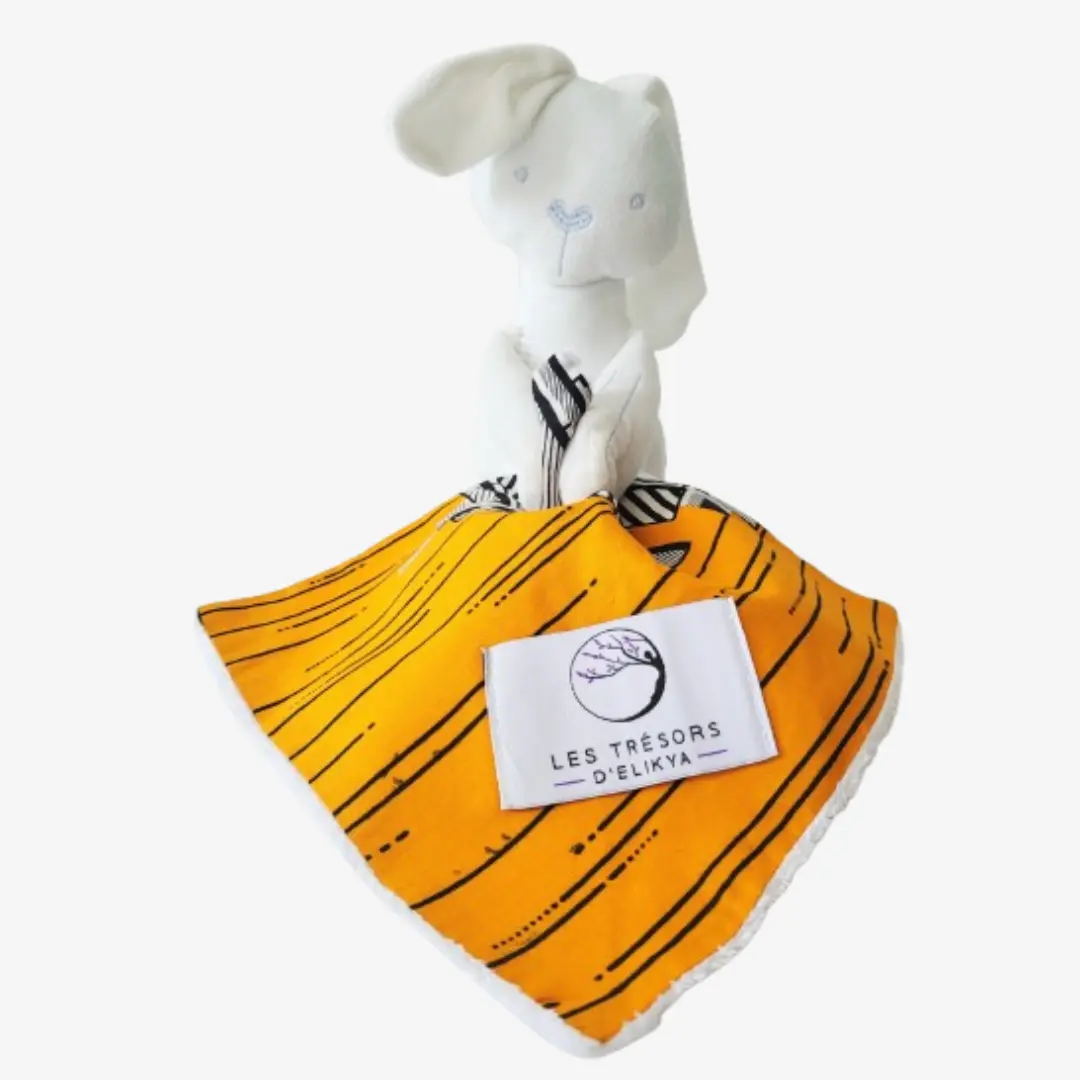 Bunny Wax KALINA- Zoom sur la mini couverture du Bunny Wax KALINA– doudou lapin blanc dou avec sa mini couverture fait main en tissu wax africain et tissu minky, idéal pour apaiser et éveiller bébé