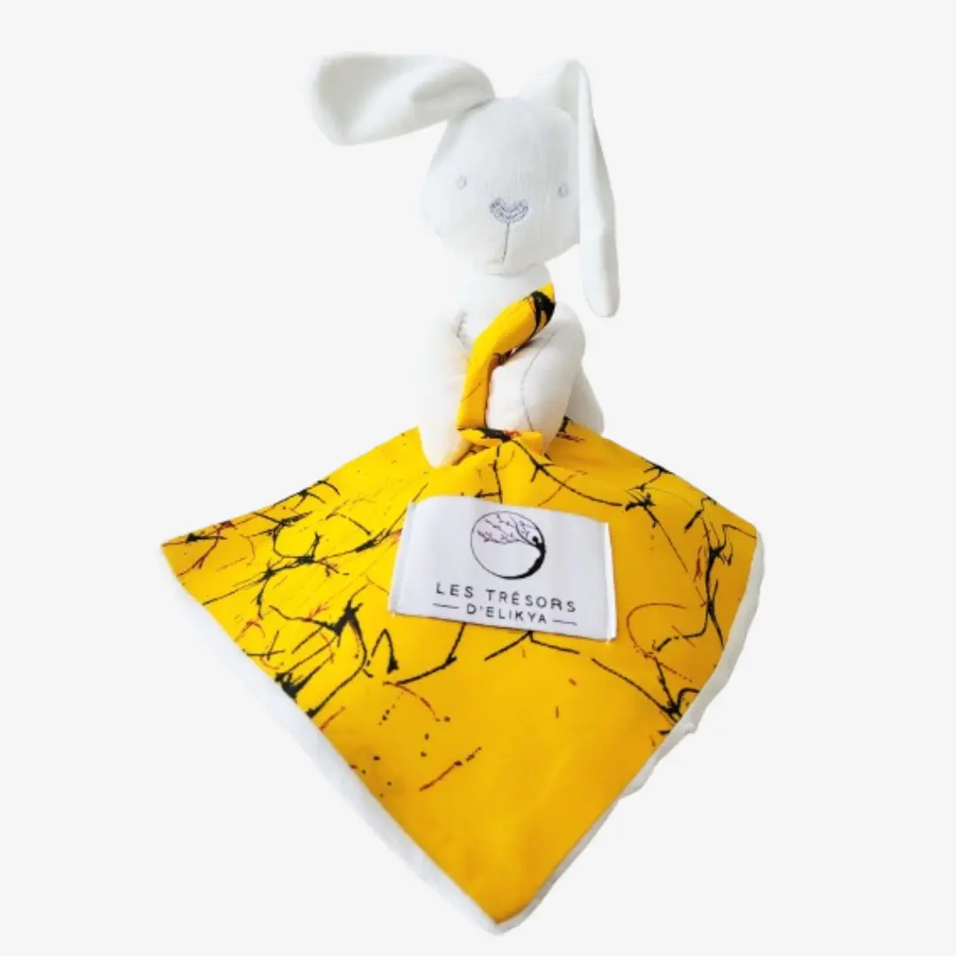 Bunny Wax MAYELI- Zoom sur la mini couverture du Bunny Wax MAYELI– doudou lapin blanc dou avec sa mini couverture fait main en tissu wax africain et tissu minky, idéal pour apaiser et éveiller bébé