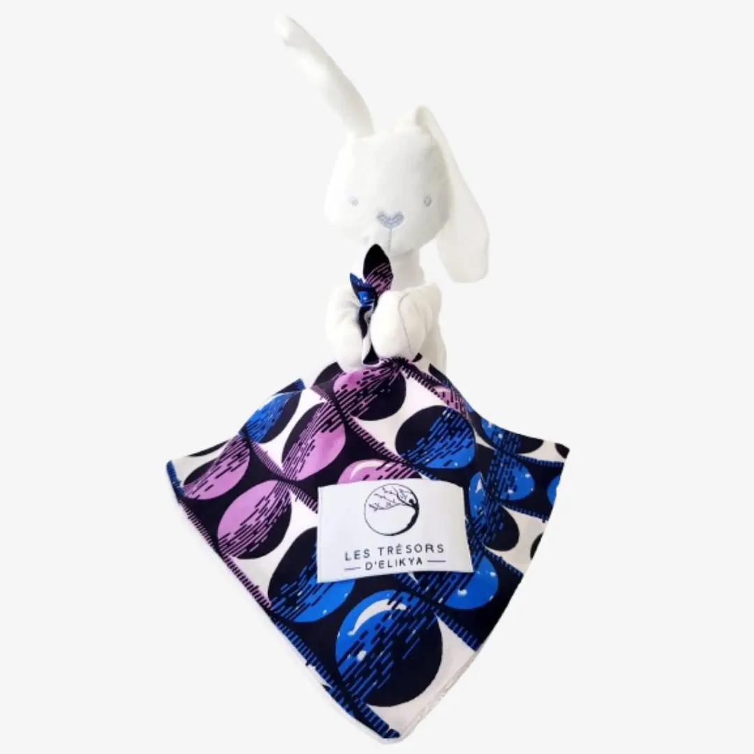 Bunny Wax NEBULYS - Zoom sur la mini couverture du Bunny Wax NEBULYS– doudou lapin blanc dou avec sa mini couverture fait main en tissu wax africain et tissu minky, idéal pour apaiser et éveiller bébé