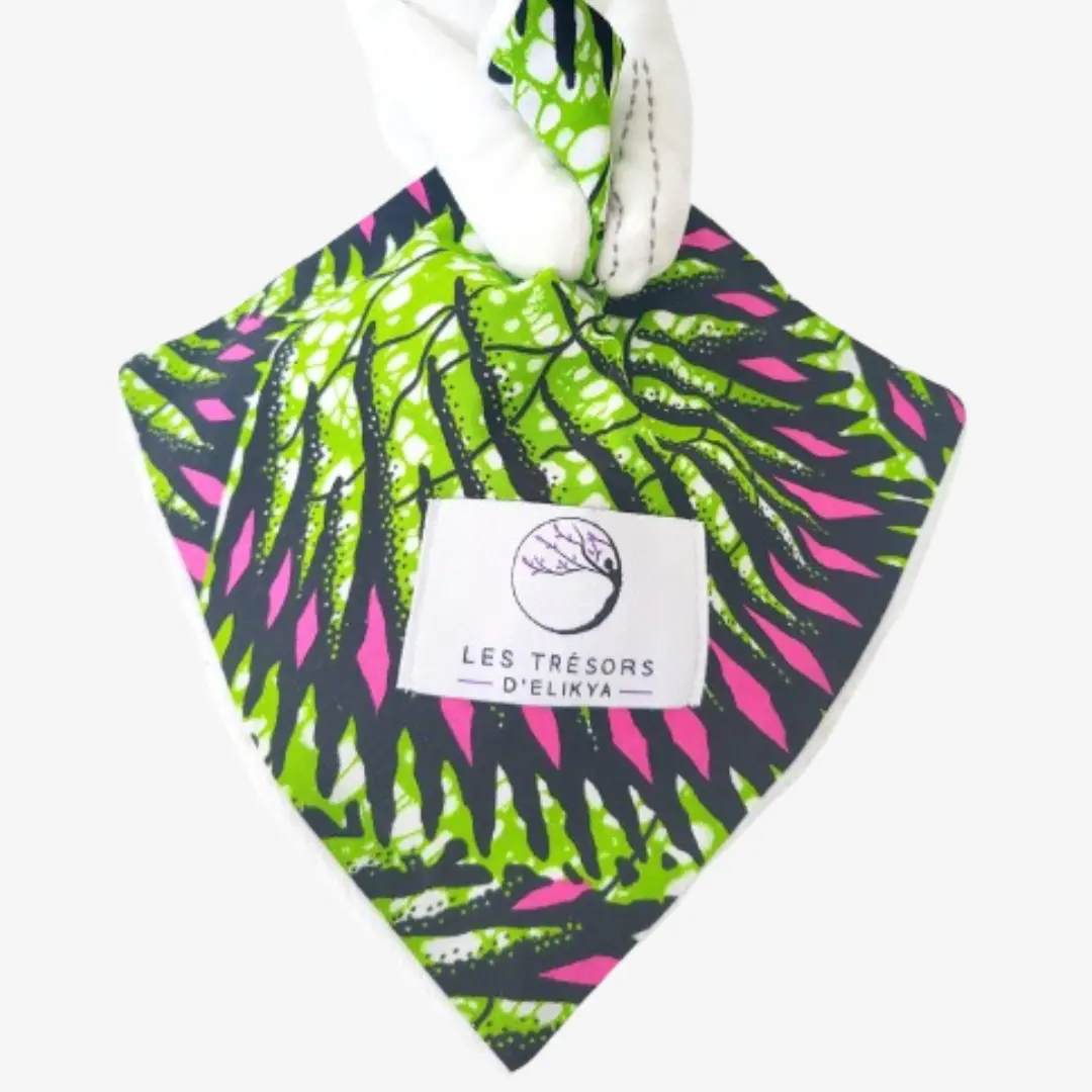 Zoom sur la couverture et l’étiquette du Bunny Wax NEOLYS– doudou lapin bébé en tissu wax africain, création artisanale Les Trésors d’Elikya. Fait main avec soin, ce doudou éthique est un cadeau de naissance unique et durable.