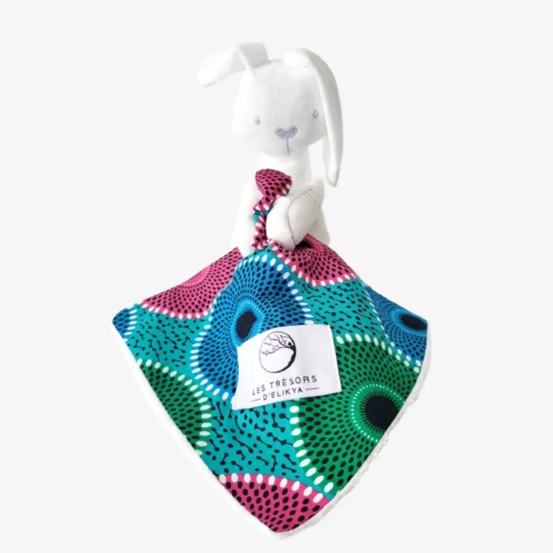Bunny Wax ORELIOS - Zoom sur la mini couverture du Bunny Wax ORELIOS – doudou lapin blanc dou avec sa mini couverture fait main en tissu wax africain et tissu minky, idéal pour apaiser et éveiller bébé