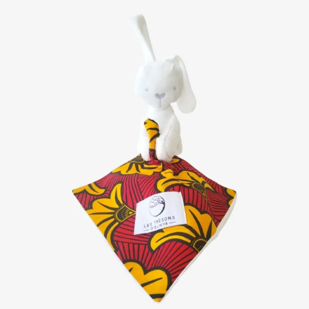 Bunny Wax SOLELYS - Zoom sur la mini couverture du Bunny Wax SOLELYS – doudou lapin blanc dou avec sa mini couverture fait main en tissu wax africain et tissu minky, idéal pour apaiser et éveiller bébé