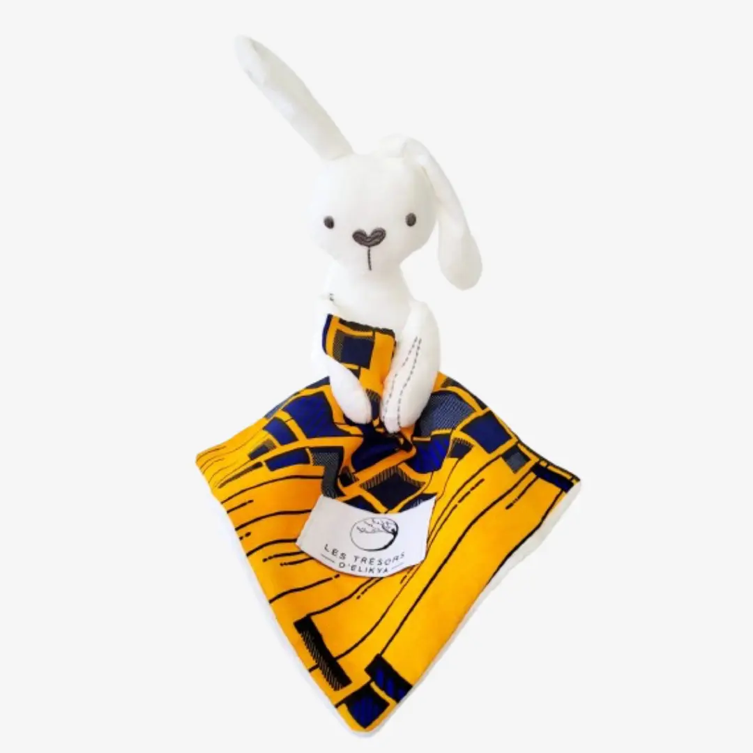 Bunny Wax TANZURA- Zoom sur la mini couverture du Bunny Wax TANZURA– doudou lapin blanc dou avec sa mini couverture fait main en tissu wax africain et tissu minky, idéal pour apaiser et éveiller bébé