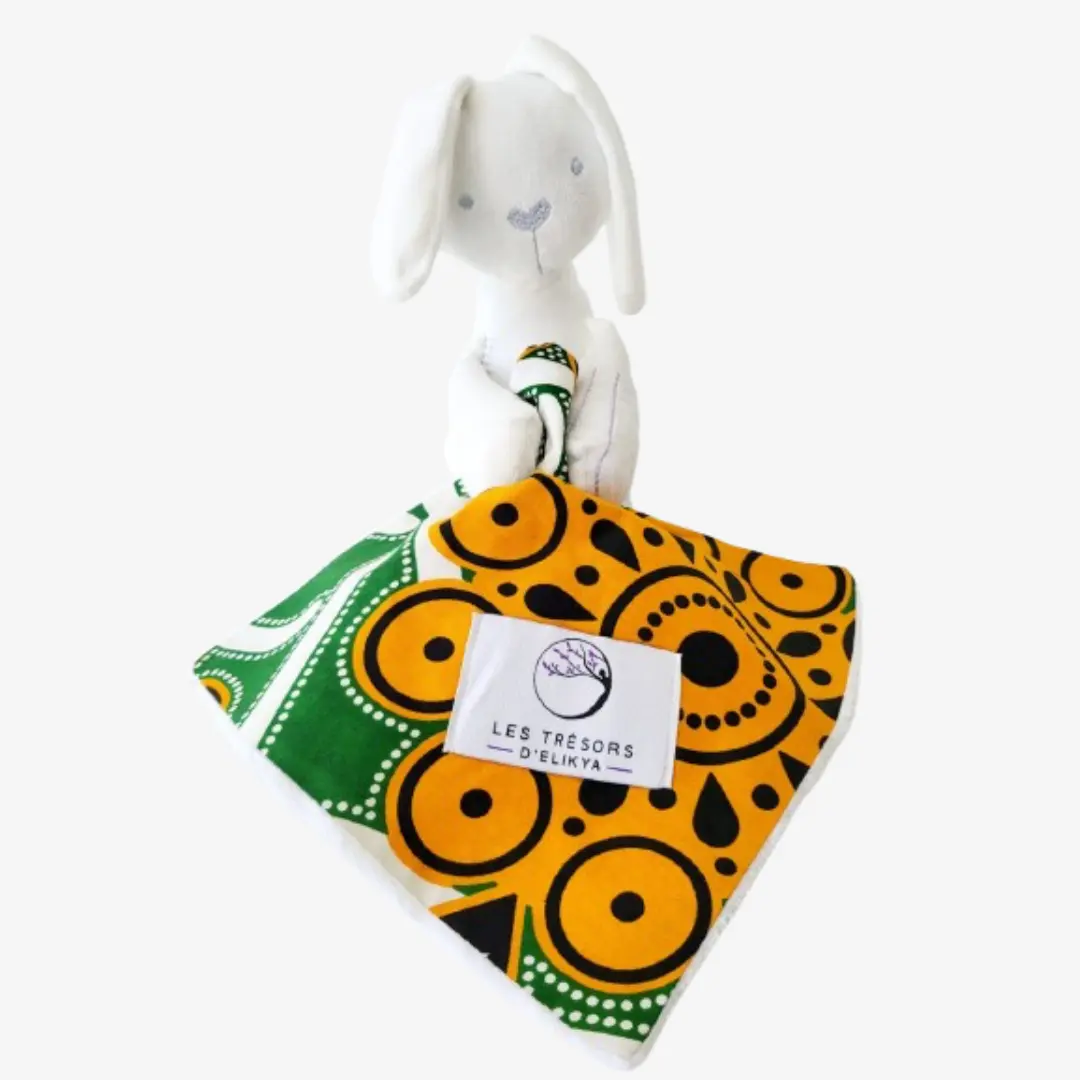 Bunny Wax ZAYANA - Zoom sur la mini couverture du Bunny Wax ZAYANA– doudou lapin blanc dou avec sa mini couverture fait main en tissu wax africain et tissu minky, idéal pour apaiser et éveiller bébé