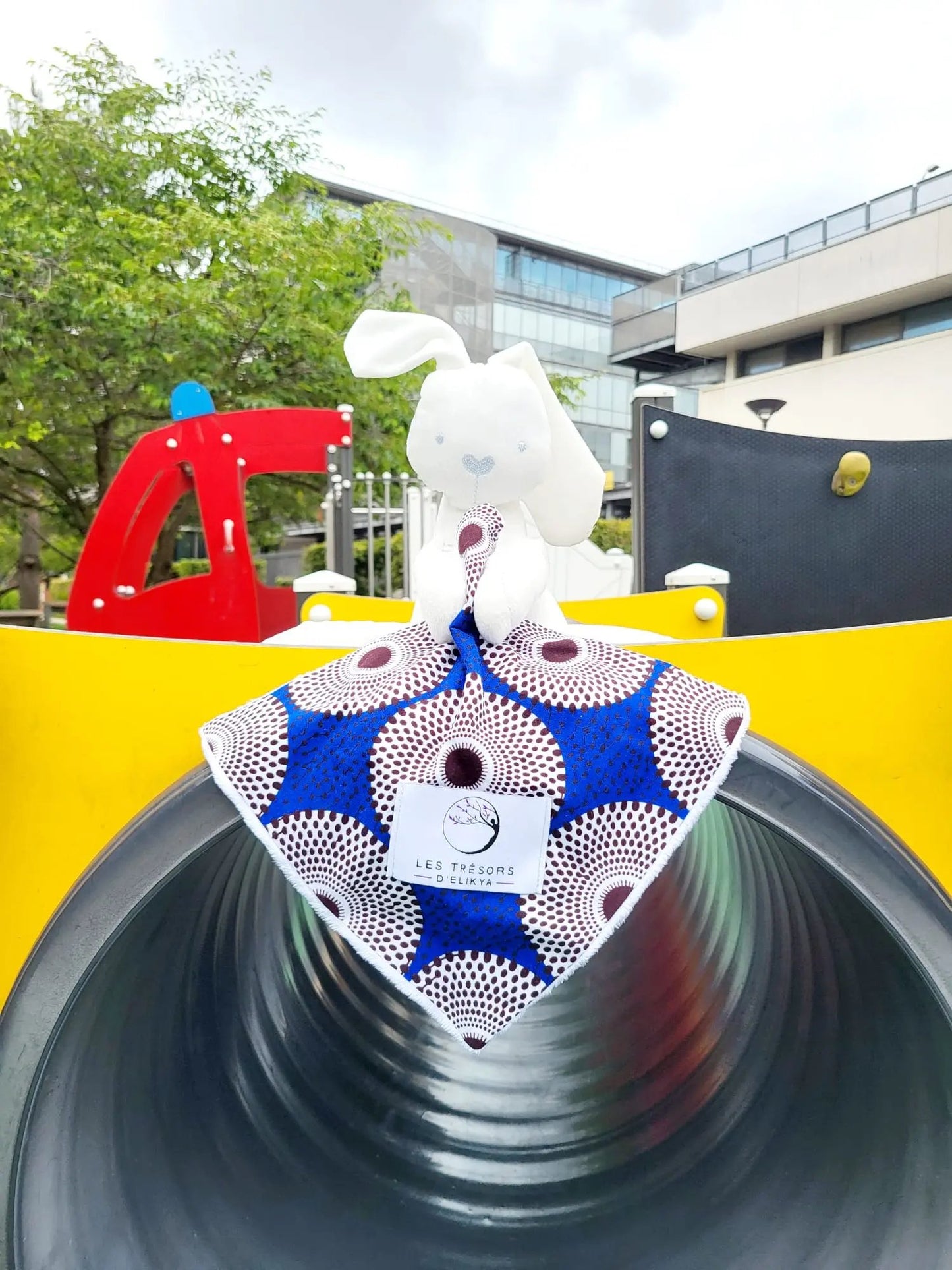 Doudou lapin Bunny Wax AZURIO avec mini-couverture en tissu Wax bleu et bordeaux – création artisanale Les Trésors d’Elikya