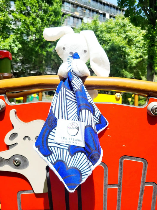 Doudou lapin Bunny Wax FLORÉLYS avec mini-couverture en tissu Wax bleu et blanc – création artisanale Les Trésors d’Elikya