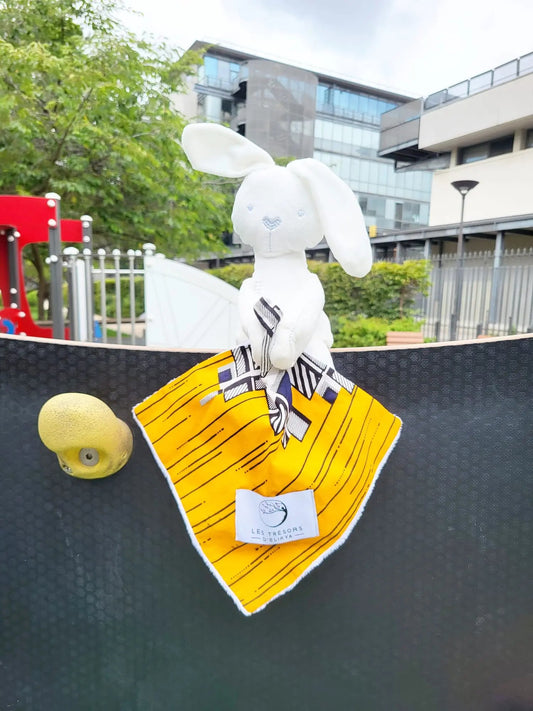 Doudou lapin Bunny Wax KALINA avec mini-couverture en tissu Wax jaune et noir – création artisanale Les Trésors d’Elikya
