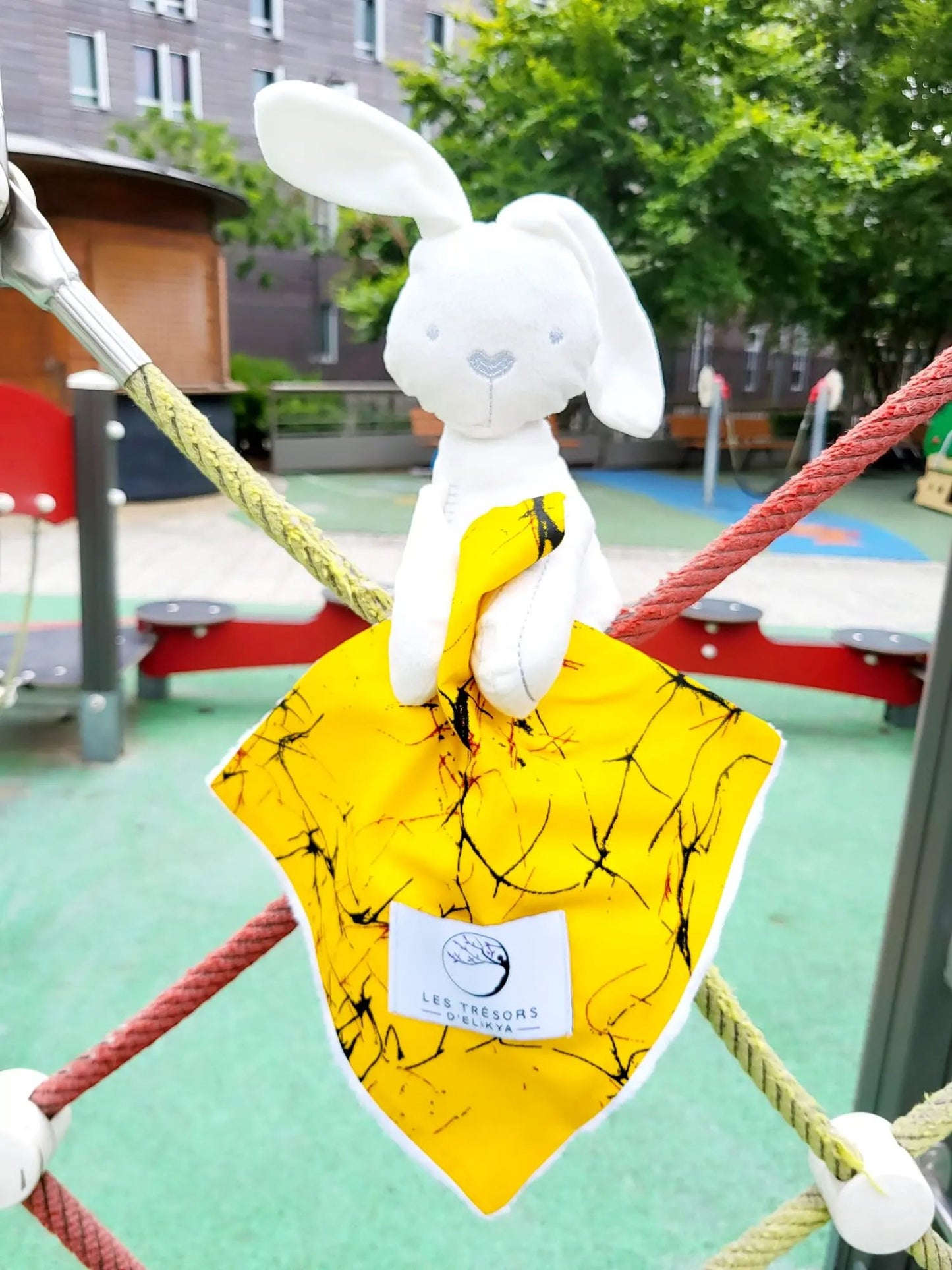 Doudou lapin Bunny Wax MAYELI avec mini-couverture en tissu Wax jaune et noir – création artisanale Les Trésors d’Elikya