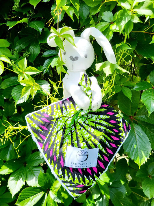 Doudou lapin Bunny Wax NÉOLYS avec mini-couverture en tissu Wax vert et rose – création artisanale Les Trésors d’Elikya