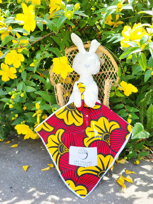 Doudou lapin Bunny Wax SOLÉLYS avec mini-couverture en tissu Wax jaune et rouge à fleurs – création artisanale Les Trésors d’Elikya