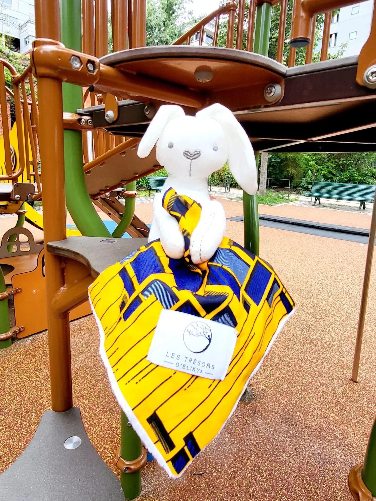 Doudou lapin Bunny Wax TANZURA avec mini-couverture en tissu Wax jaune et bleu – création artisanale Les Trésors d’Elikya