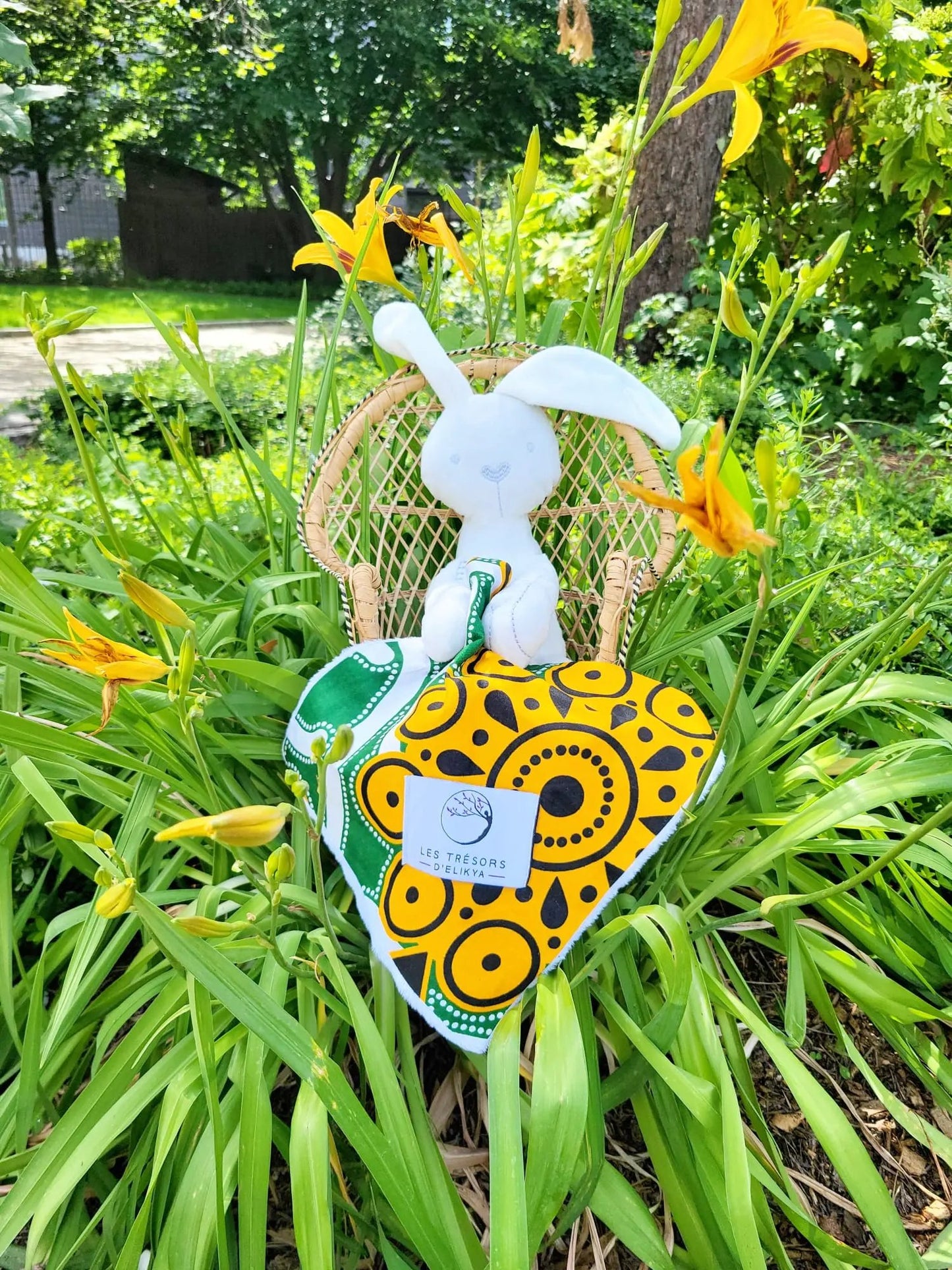 Doudou lapin Bunny Wax ZAYANA avec mini-couverture en tissu Wax jaune et vert – création artisanale Les Trésors d’Elikya