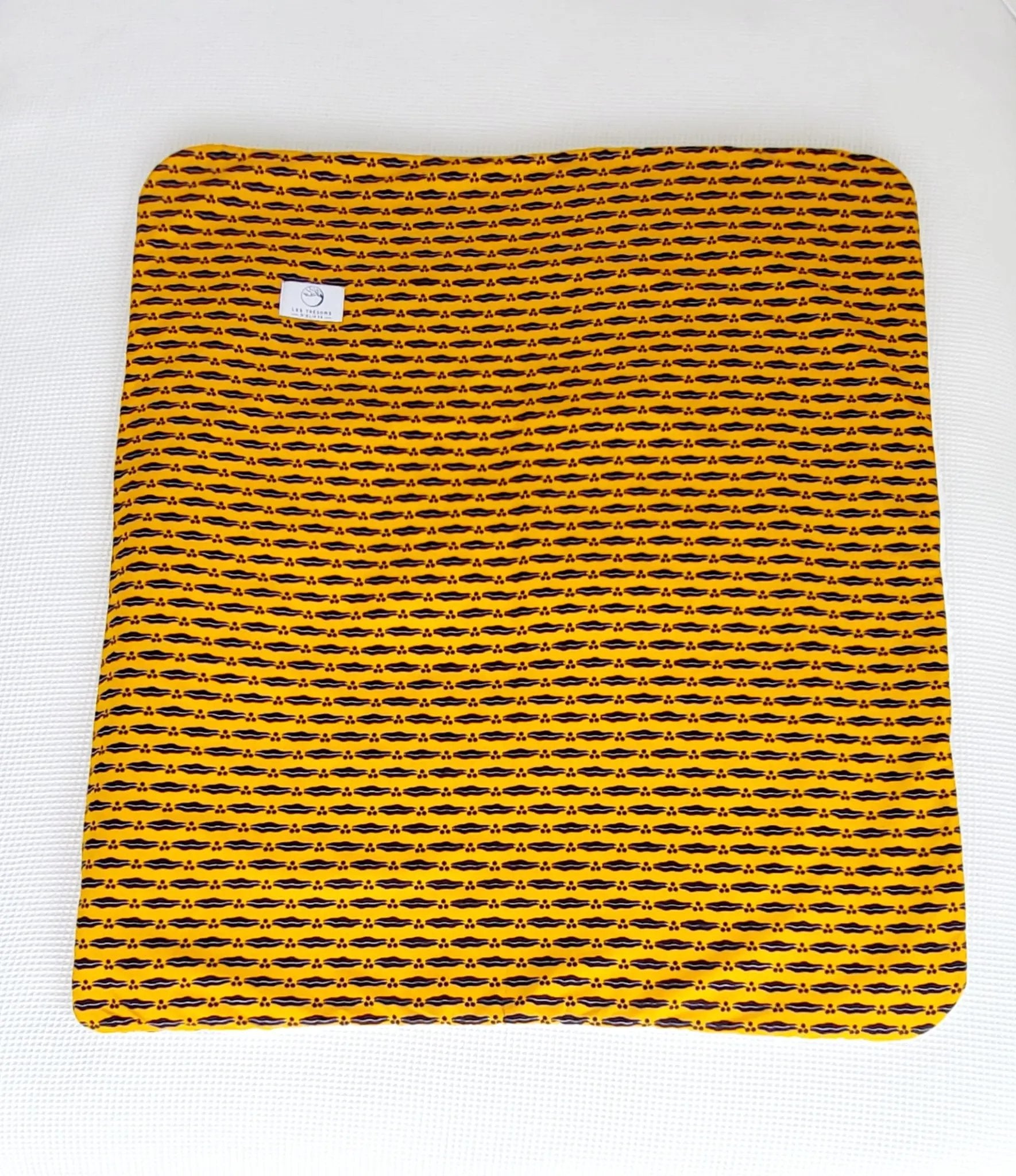 Vue complète de la couverture JASIRI– face en tissu wax africain Mon mari et capable aux tons jaune et noir, confection artisanale Les Trésors d’Elikya. Couverture bébé douce, moelleuse et raffinée, idéale comme cadeau de naissance.