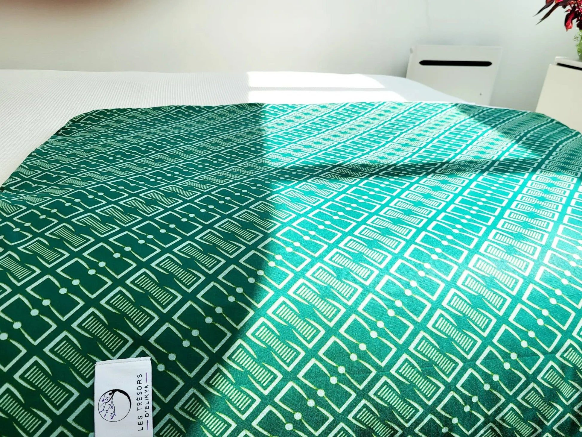 Couverture NAIORIA illuminée par la lumière du soleil – création artisanale en tissu wax africain et minky moelleux. Produit fait main Les Trésors d’Elikya, parfait pour offrir chaleur et confort à bébé.