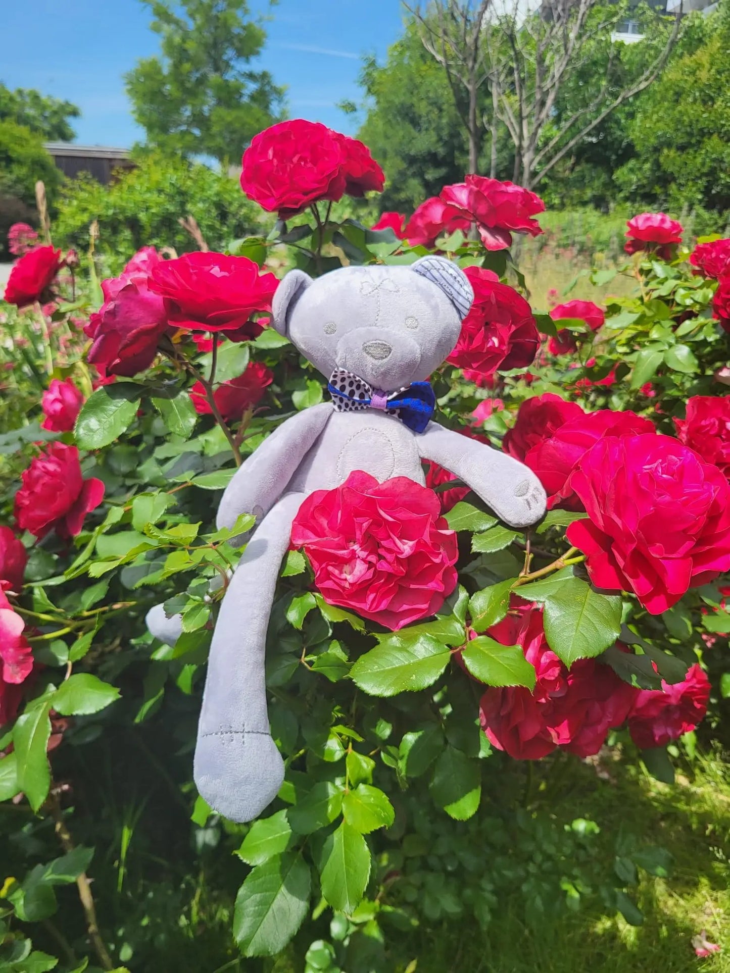 Ours en peluche Teddy Wax AZURIO avec nœud papillon bleu en tissu Wax – création artisanale Les Trésors d’Elikya