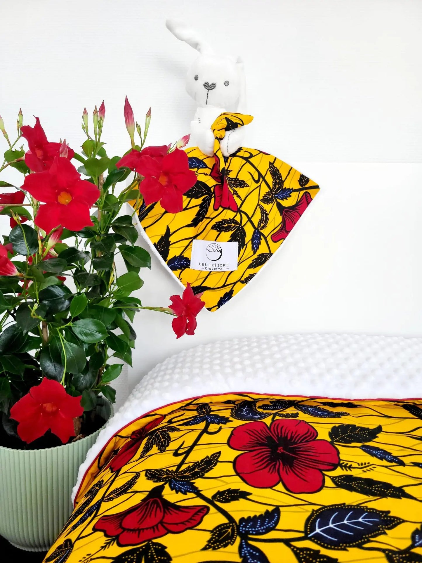 Cadeau bébé - Ensemble Duo Douceur AYANA – couverture et doudou lapin assortis en tissu Wax Africain fleuri rouge sur fond jaune avec feuillage délicat – création artisanale Les Trésors d’Elikya