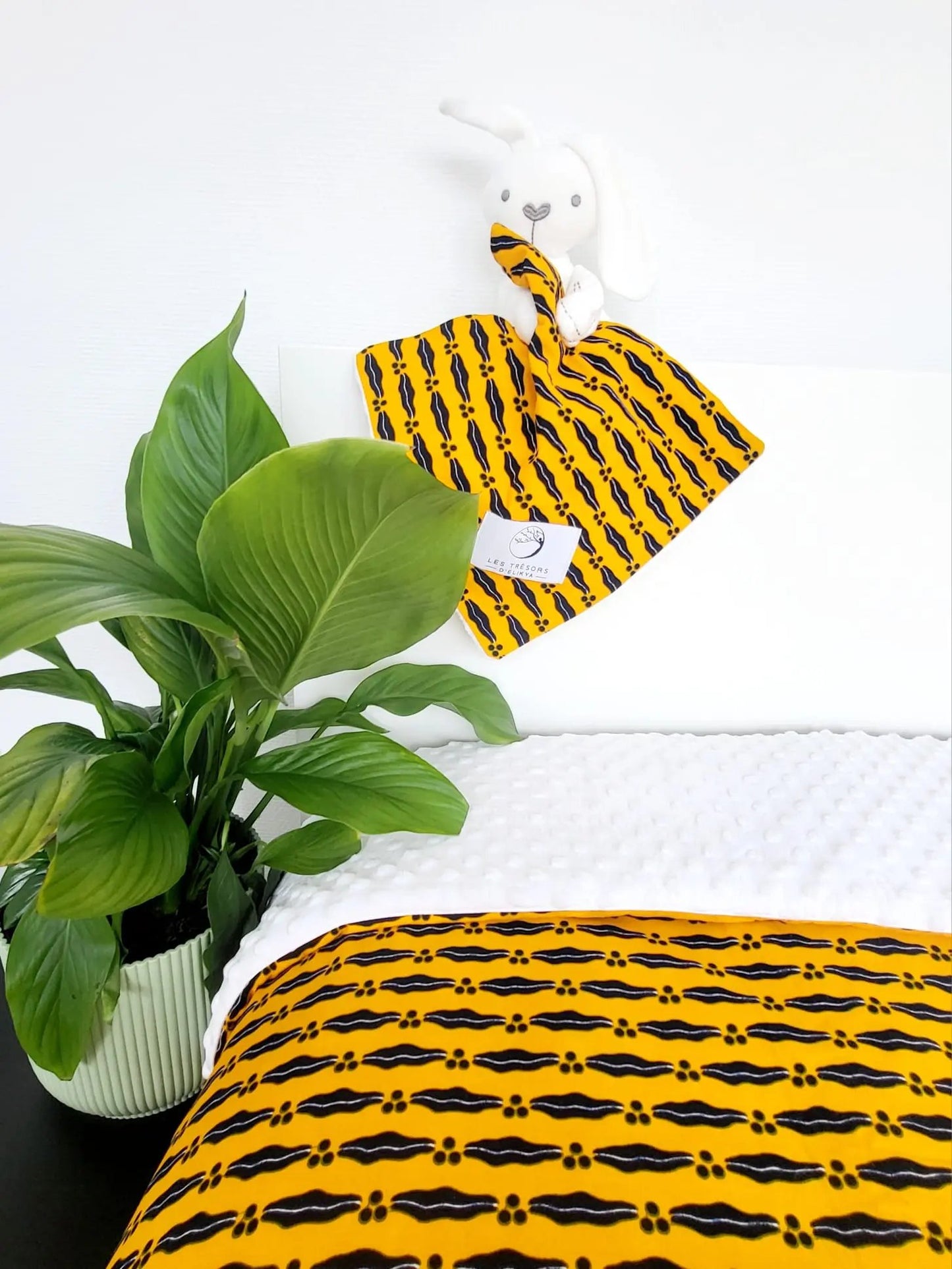 Cadeau bébé - Ensemble Duo Douceur JASIRI – couverture et doudou lapin assortis en tissu Wax jaune et noir – création artisanale Les Trésors d’Elikya