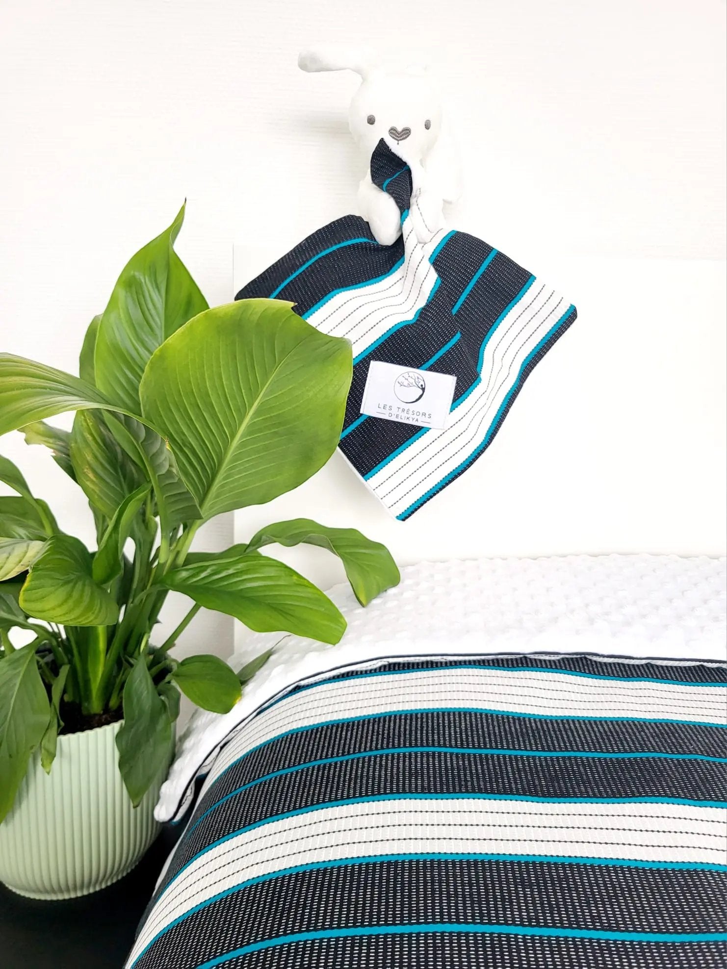 Cadeau bébé - Ensemble Duo Douceur KOBA – couverture et doudou lapin assortis en tissu Wax rayé bleu et noir – création artisanale Les Trésors d’Elikya