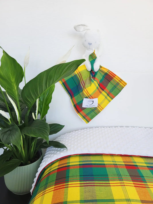 Cadeau bébé - Ensemble Duo Douceur MADÉLYO – couverture et doudou lapin assortis en tissu madras jaune, vert et rouge – création artisanale Les Trésors d’Elikya