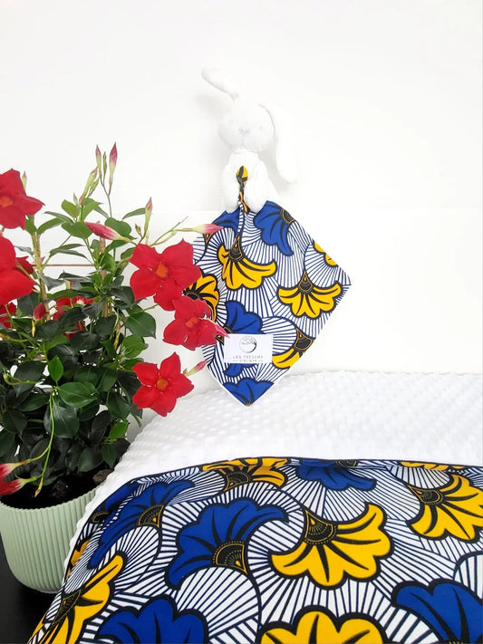 Cadeau bébé - Ensemble Duo Douceur MIRÉLYS – couverture et doudou lapin assortis en tissu Wax bleu, jaune et blanc à motifs floraux – création artisanale Les Trésors d’Elikya