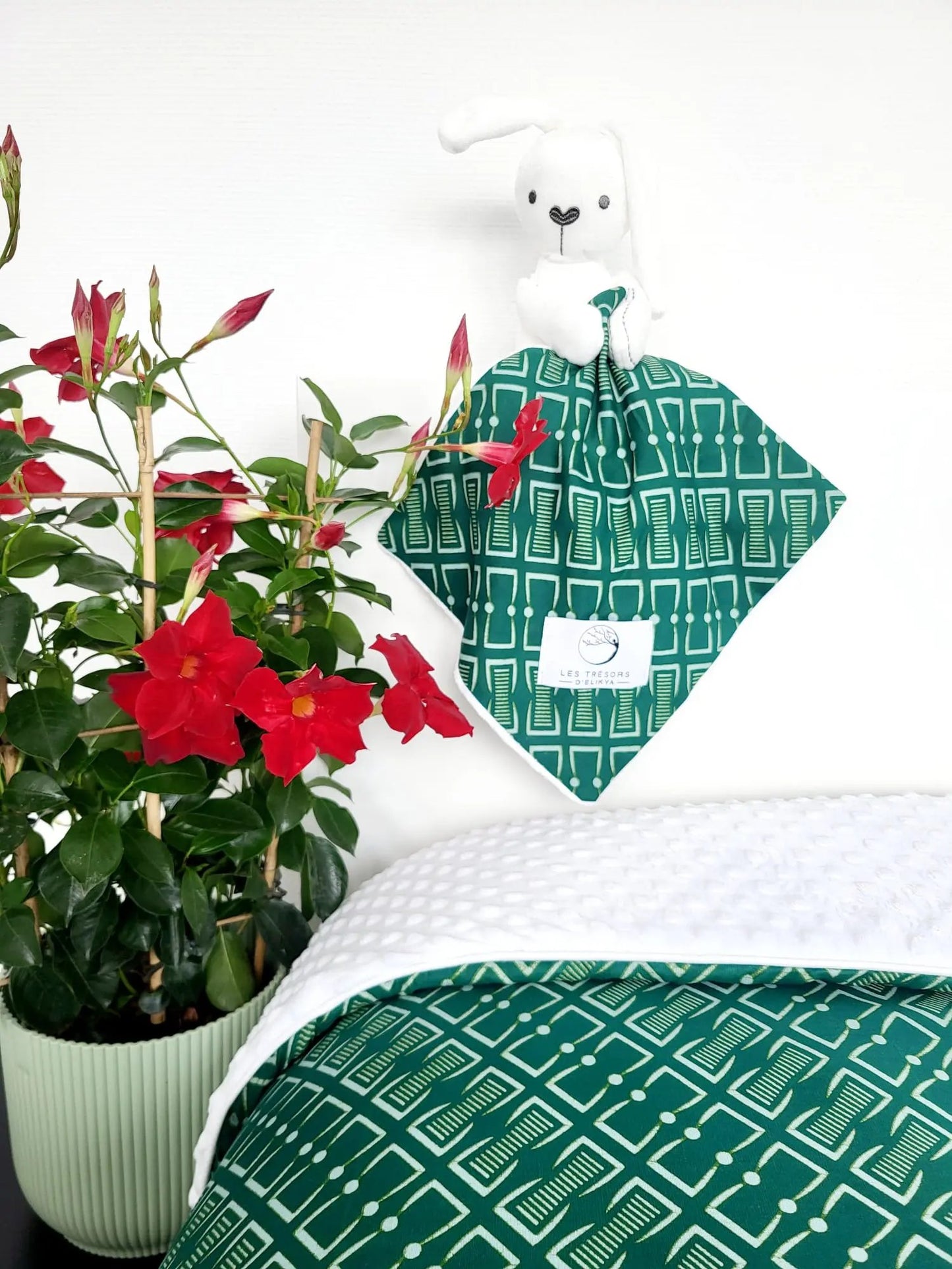 Cadeau bébé - Ensemble Duo Douceur NAIORIA – couverture et doudou lapin assortis en tissu Wax vert et blanc – création artisanale Les Trésors d’Elikya