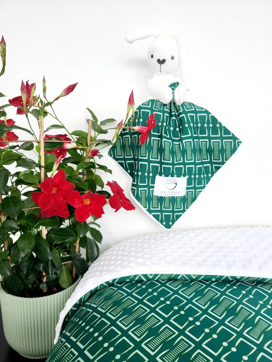 Cadeau bébé - Ensemble Duo Douceur NAIORIA – couverture et doudou lapin assortis en tissu Wax vert et blanc – création artisanale Les Trésors d’Elikya