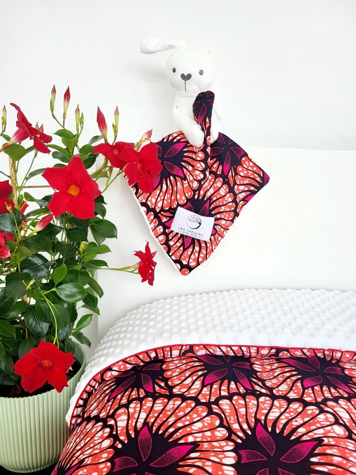 Cadeau bébé - Ensemble Duo Douceur ROSÉLIA – couverture et doudou lapin assortis en tissu Wax rouge et rose – création artisanale Les Trésors d’Elikya