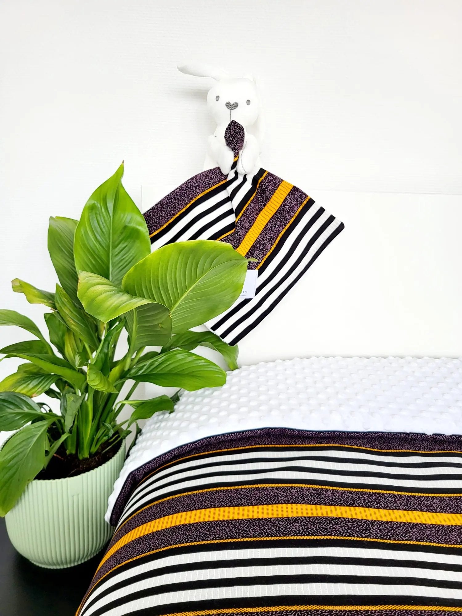 Cadeau bébé - Ensemble Duo Douceur TIKA – couverture et doudou lapin assortis en tissu Wax rayé noir, blanc et orange – création artisanale Les Trésors d’Elikya