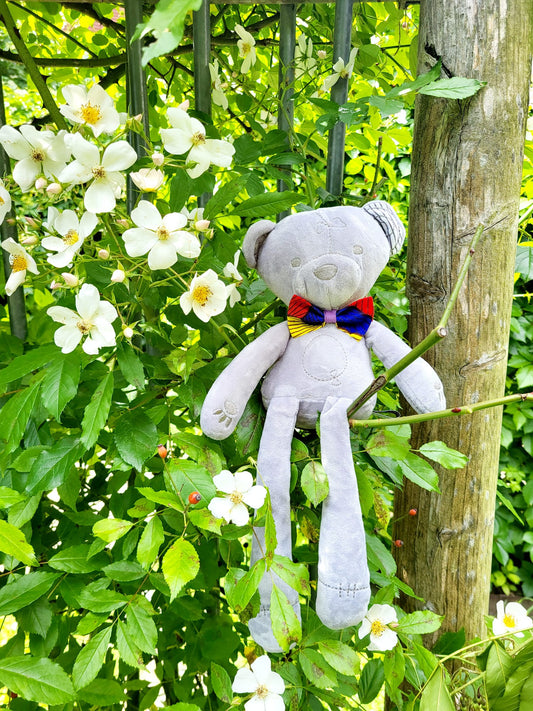 Doudou bébé Teddy Wax AMORIA, ours en peluche artisanal avec nœud papillon rouge et jaune en tissu Wax – Les Trésors d’Elikya