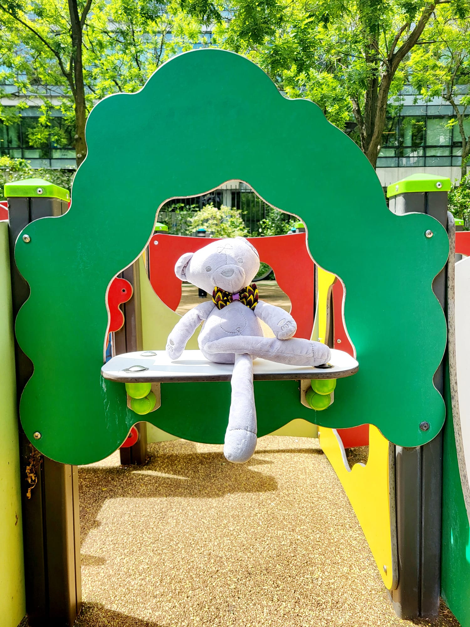 Ours en peluche Teddy Wax SANOHA avec nœud papillon vert et doré en tissu Wax – création artisanale Les Trésors d’Elikya