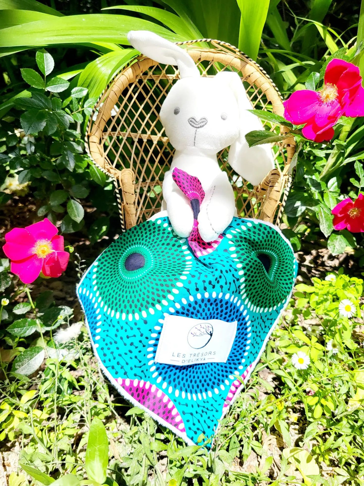 Doudou lapin Bunny Wax ORÉLIOS avec mini-couverture en tissu Wax turquoise et rose – création artisanale Les Trésors d’Elikya