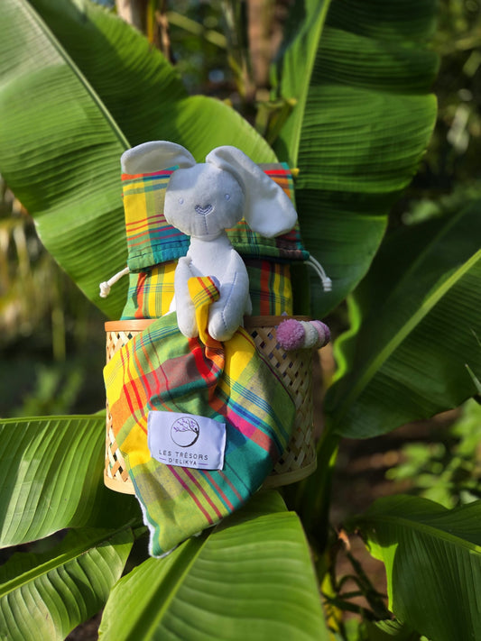 Coffret cadeau d’éveil MADÉLYO en tissu Madras vert, jaune et rouge – création artisanale inspirée des Antilles, Les Trésors d’Elikya