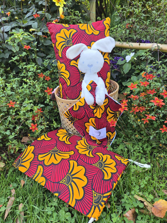 Coffret cadeau de naissance artisanal  l'Écrin d’éveil SOLÉLYS en tissu Wax jaune et rouge “Fleurs de mariage jaunes sur fond rouge”, confectionné à la main – Les Trésors d’Elikya