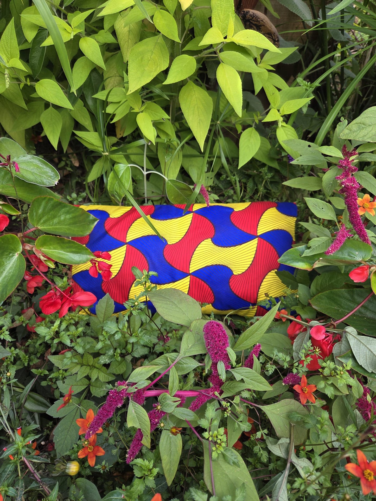 Coussin déco assorti du coffret cadeau AMORIA, en Wax contrasté pour chambre de bébé.